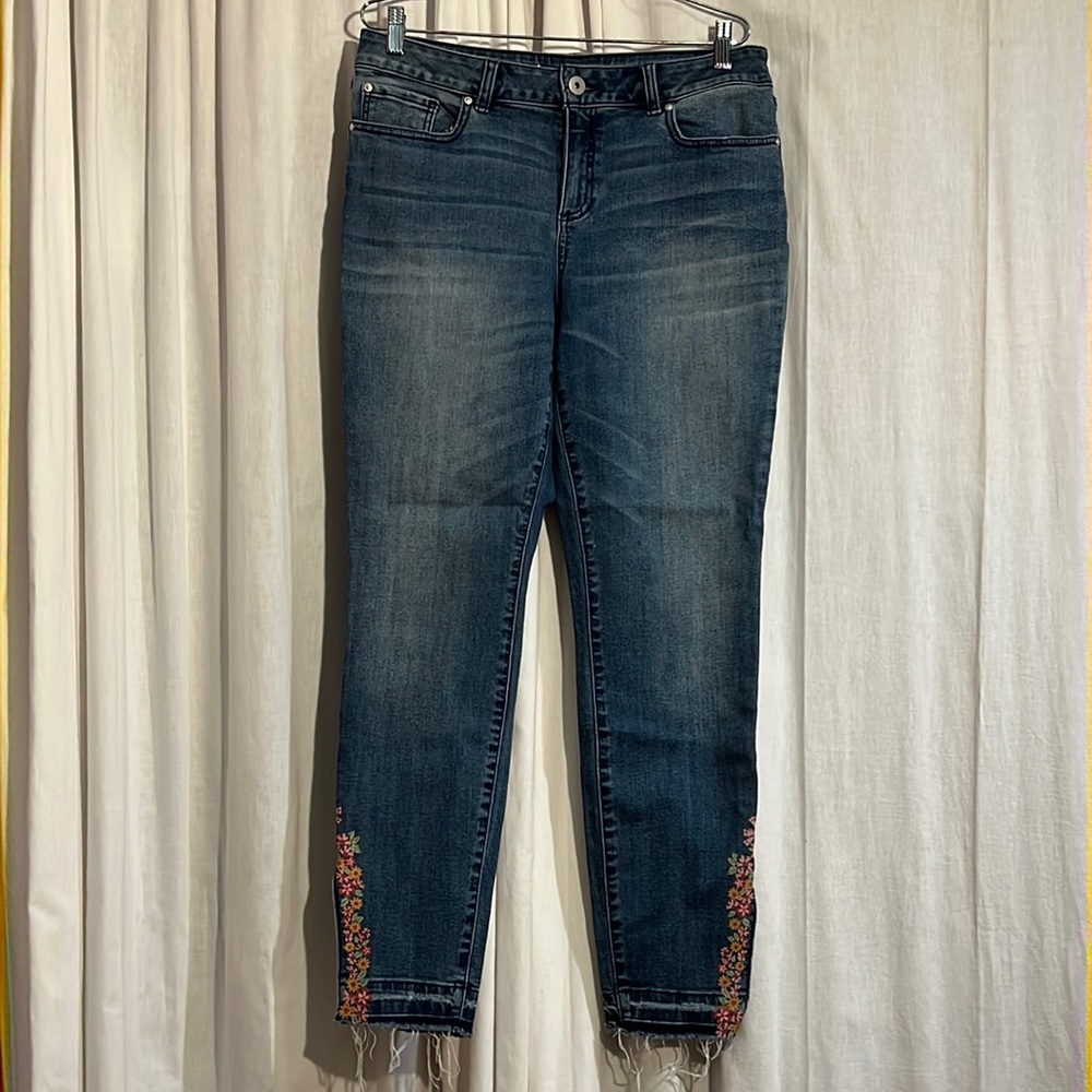 skinny ankle, 5-pocket jean w/stenciled ditsy flowers @ankle slits